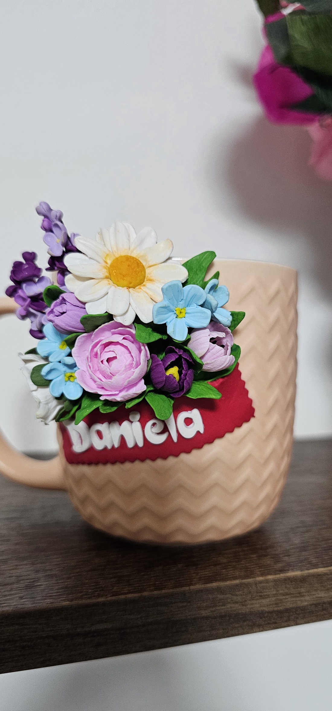 Cana personalizata cu mix de flori si placuta cu nume - casă & stil de viață - seturi de cadou - Artynos.ro