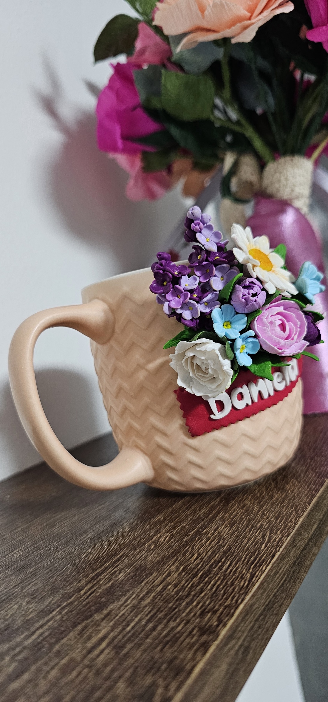 Cana personalizata cu mix de flori si placuta cu nume - casă & stil de viață - seturi de cadou - Artynos.ro