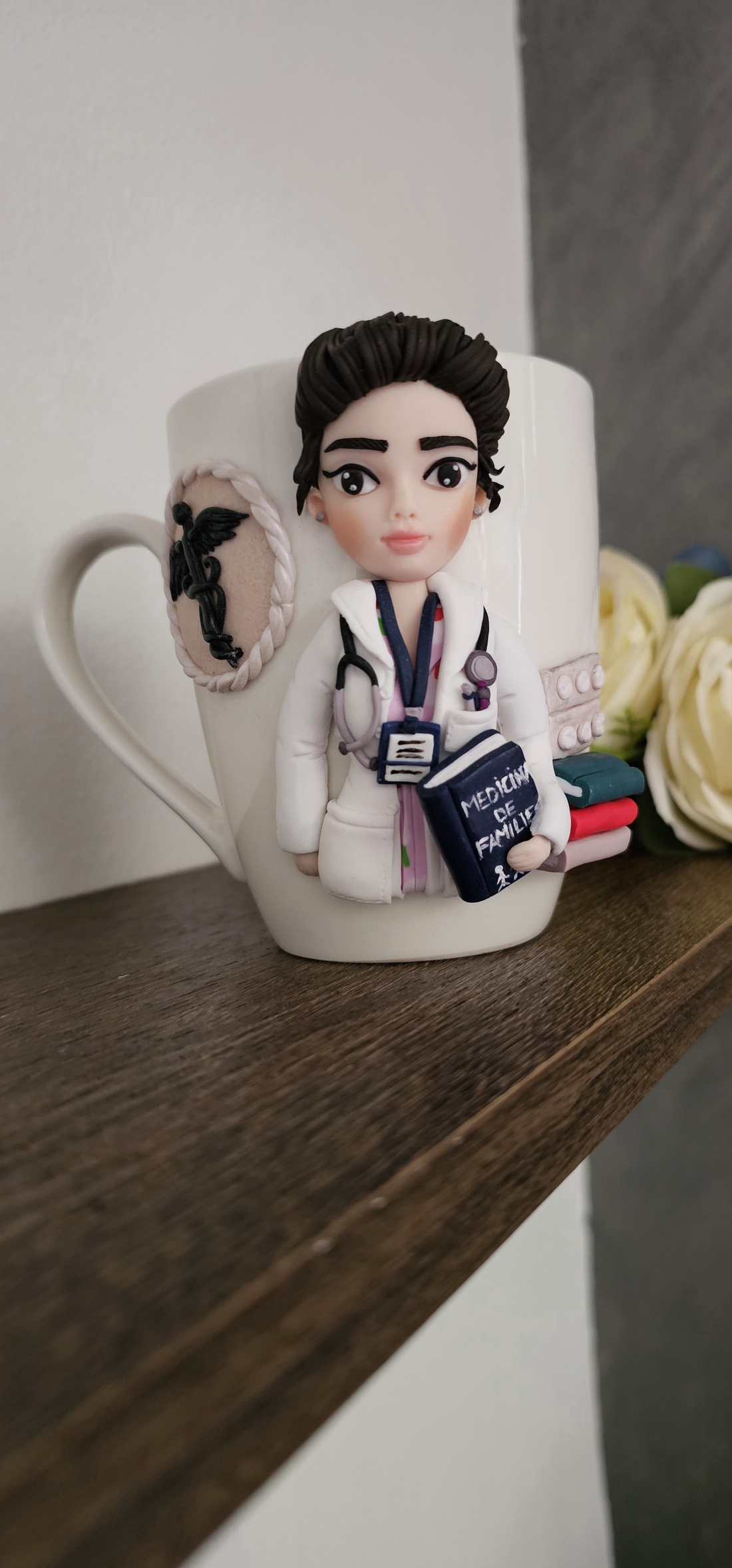 Cana personalizata cu figurina 3d pentru medic de familie - casă & stil de viață - seturi de cadou - Artynos.ro