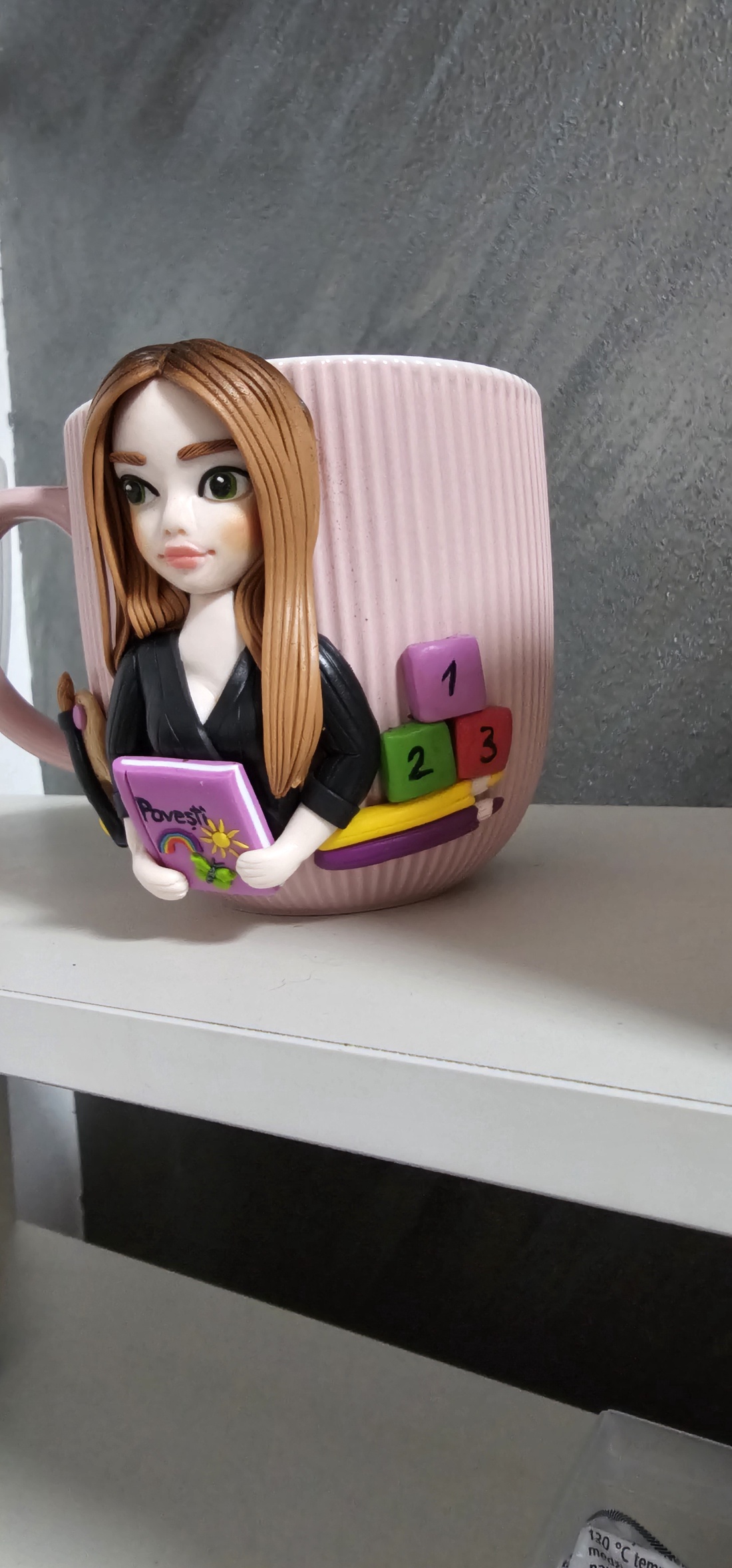 Cana personalizata cu figurina 3d profesoara/diriginta/invatatoare/educatoare - casă & stil de viață - seturi de cadou - Artynos.ro
