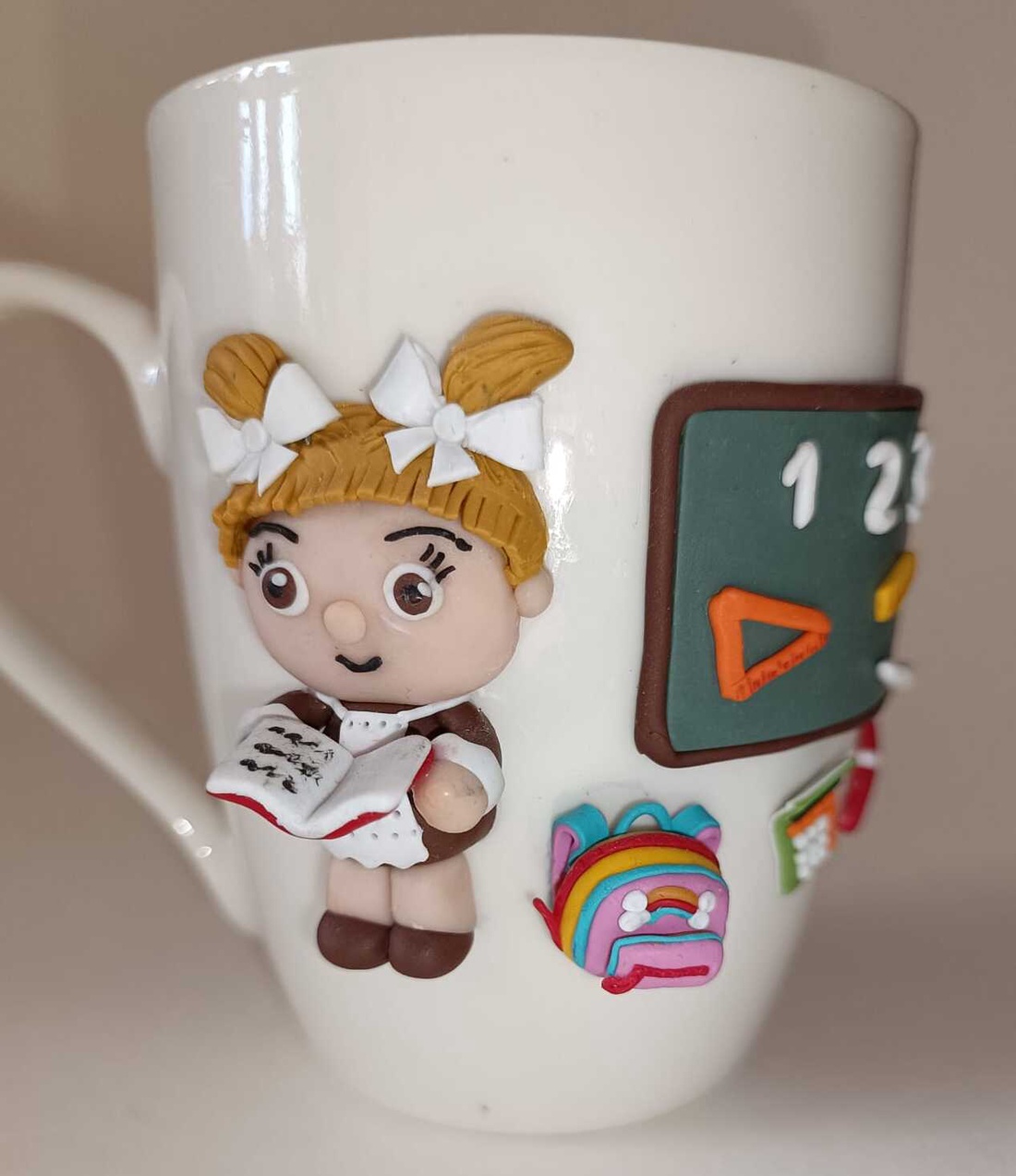 Cană cu decor din lut polimeric. Lucrare manuală. Un cadou pentru un școlar - casă & stil de viață - accesorii pentru decorat casa - decorațiuni de masă și decorațiuni pentru rafturi - boluri din ceramică, boluri decorative - Artynos.ro Cană cu decor din lut polimeric. Lucrare manuală. Un cadou pentru un școlar - casă & stil de viață - accesorii pentru decorat casa - decorațiuni de masă și decorațiuni pentru rafturi - boluri din ceramică, boluri decorative - Artynos.ro
