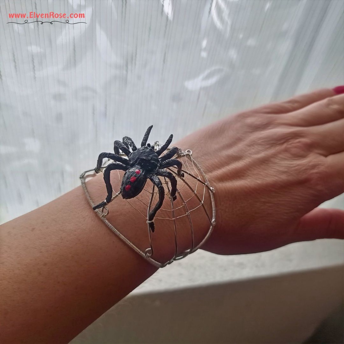 Brățara Nocturnal Spider - bijuterii - brățări - brățară împletită, brățară din fire - Artynos.ro Brățara Nocturnal Spider - bijuterii - brățări - brățară împletită, brățară din fire - Artynos.ro