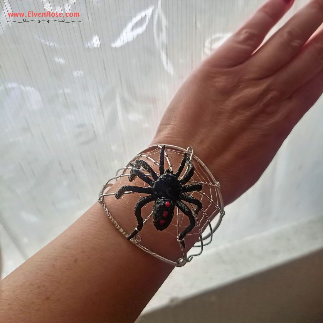 Brățara Nocturnal Spider - bijuterii - brățări - brățară împletită, brățară din fire - Artynos.ro Brățara Nocturnal Spider - bijuterii - brățări - brățară împletită, brățară din fire - Artynos.ro