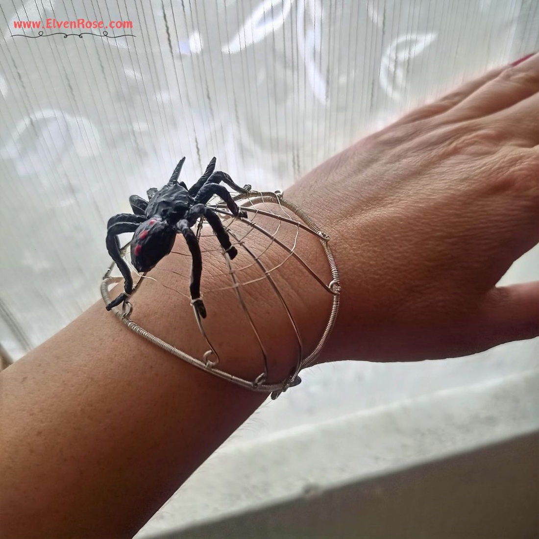 Brățara Nocturnal Spider - bijuterii - brățări - brățară împletită, brățară din fire - Artynos.ro Brățara Nocturnal Spider - bijuterii - brățări - brățară împletită, brățară din fire - Artynos.ro