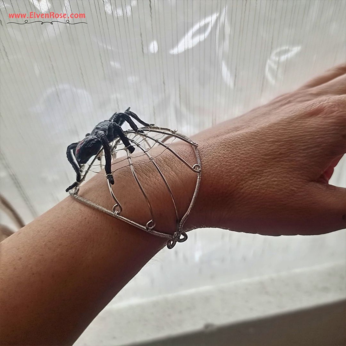 Brățara Nocturnal Spider - bijuterii - brățări - brățară împletită, brățară din fire - Artynos.ro Brățara Nocturnal Spider - bijuterii - brățări - brățară împletită, brățară din fire - Artynos.ro