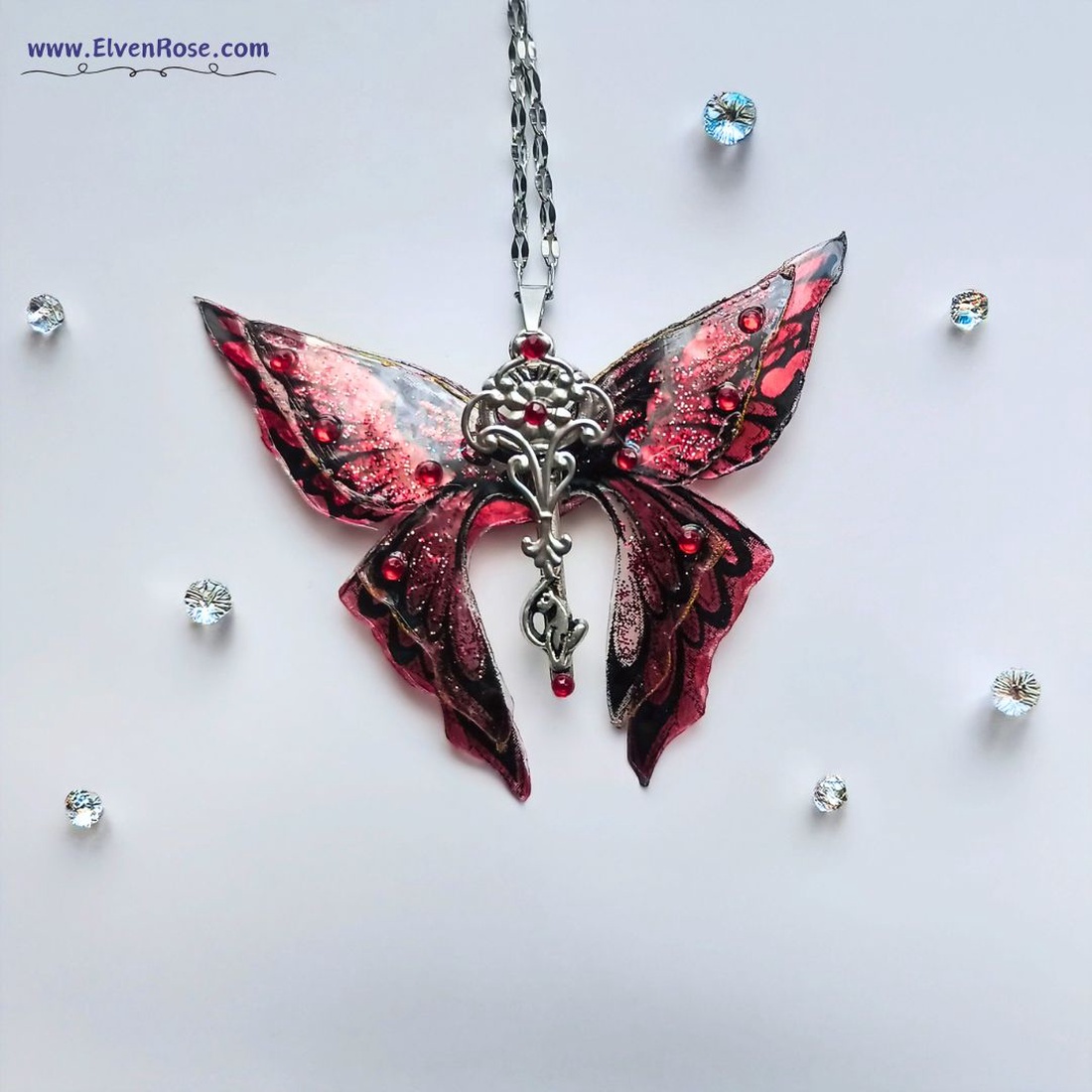 Pandantivul Red Magic Butterfly - bijuterii - coliere - pandativ - Artynos.ro Pandantivul Red Magic Butterfly - bijuterii - coliere - pandativ - Artynos.ro