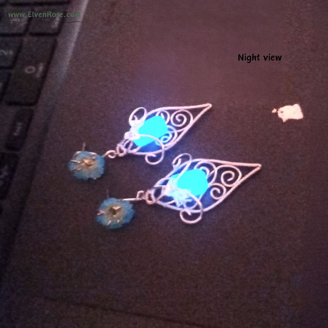 Cerceii Moonpetal Glow - bijuterii - cercei - cercei și ornamente pentru urechi - Artynos.ro Cerceii Moonpetal Glow - bijuterii - cercei - cercei și ornamente pentru urechi - Artynos.ro