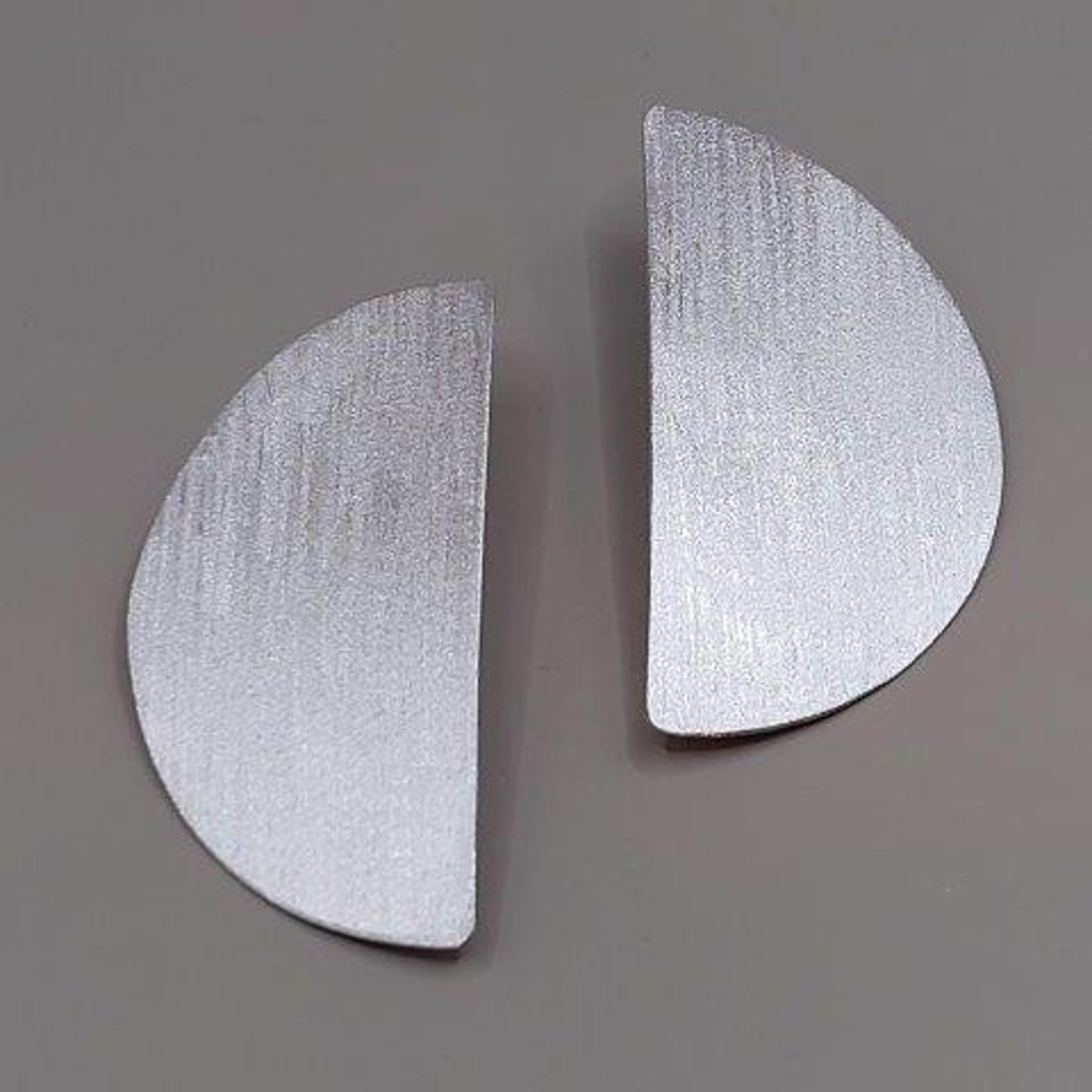 Cercei semilună din aluminiu -  - Artynos.ro Cercei semilună din aluminiu -  - Artynos.ro