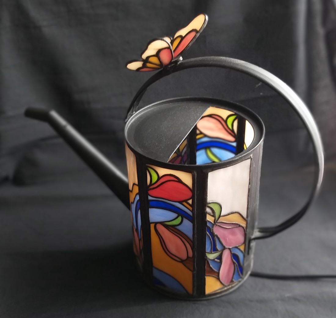 Lampă Tiffany dintr-un bidon de udare - - Artynos.ro Lampă Tiffany dintr-un bidon de udare - - Artynos.ro