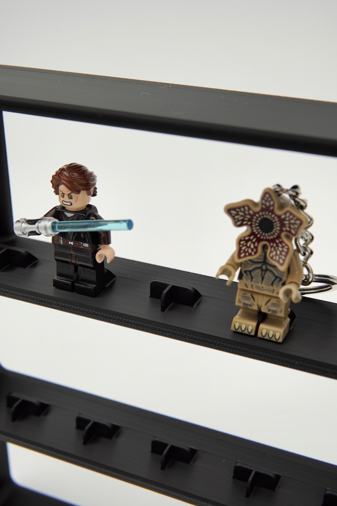 Suport pentru minifigurine LEGO (poate fi montat și pe perete) - casă & stil de viață - organizare & depozitare - organizator birou - Artynos.ro