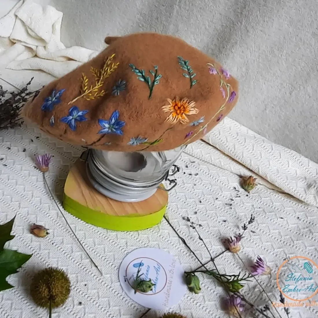 Bereta brodata manual  - îmbrăcăminte și modă - eșarfe, pălării, fularuri - căciulă - Artynos.ro