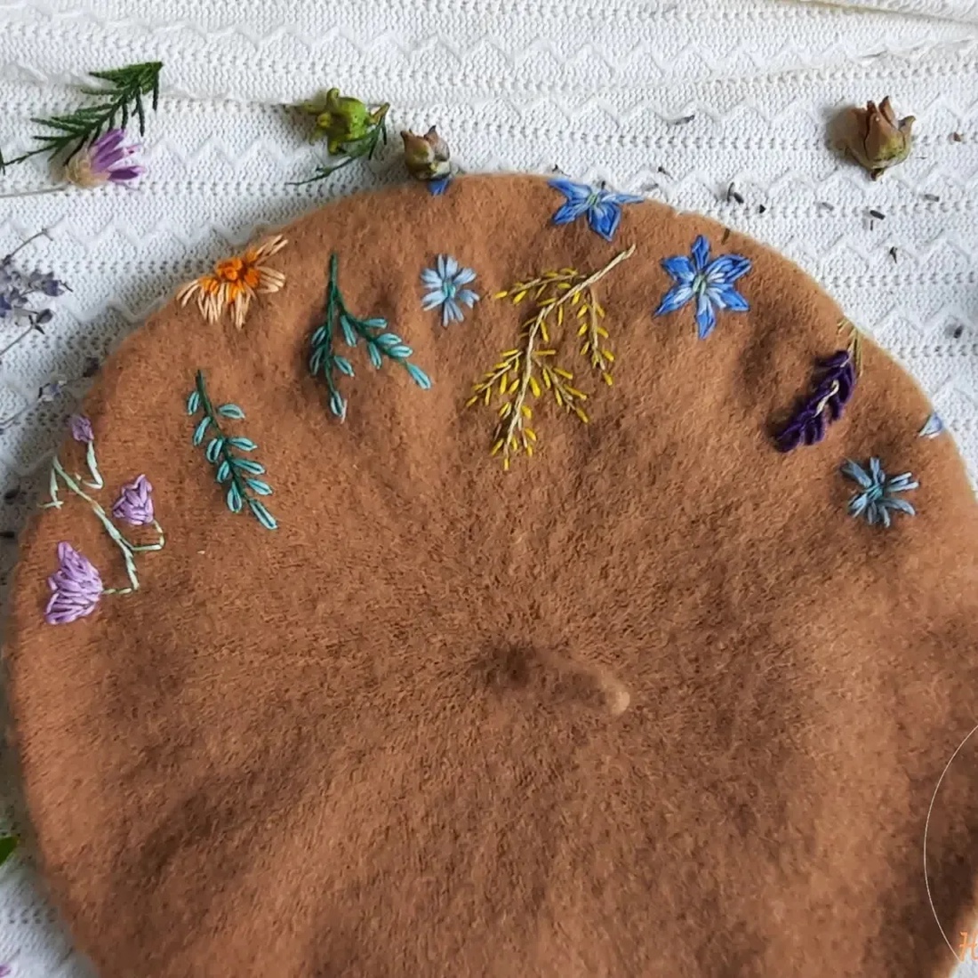 Bereta brodata manual  - îmbrăcăminte și modă - eșarfe, pălării, fularuri - căciulă - Artynos.ro