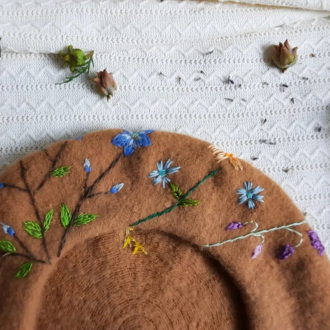 Bereta brodata manual  - îmbrăcăminte și modă - eșarfe, pălării, fularuri - căciulă - Artynos.ro