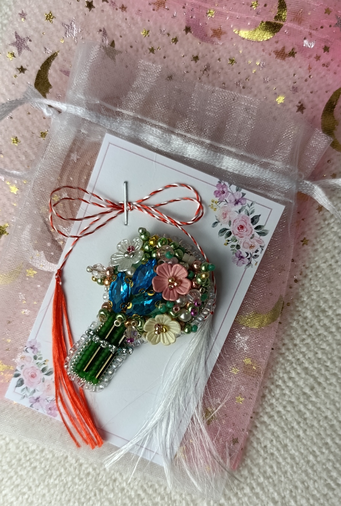 Broșă buchet de flori - bijuterii - mărțișor - Artynos.ro Broșă buchet de flori - bijuterii - mărțișor - Artynos.ro