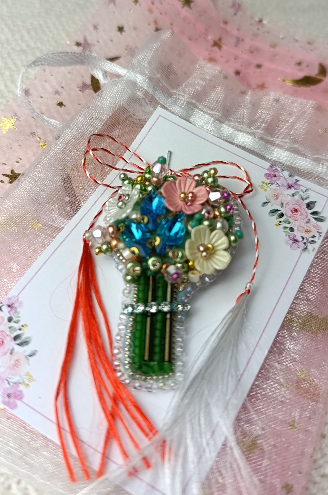 Broșă buchet de flori - bijuterii - mărțișor - Artynos.ro Broșă buchet de flori - bijuterii - mărțișor - Artynos.ro