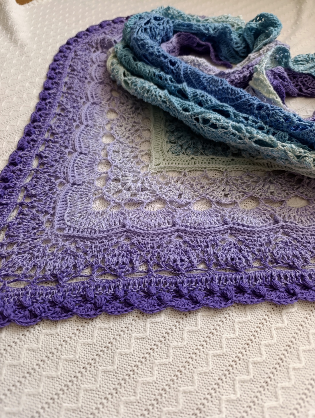 Șal Hortensie eleganță și culoare într-o piesă unică handmade - îmbrăcăminte și modă - eșarfe, pălării, fularuri - șal, eșarfă de cap - Artynos.ro Șal Hortensie eleganță și culoare într-o piesă unică handmade - îmbrăcăminte și modă - eșarfe, pălării, fularuri - șal, eșarfă de cap - Artynos.ro