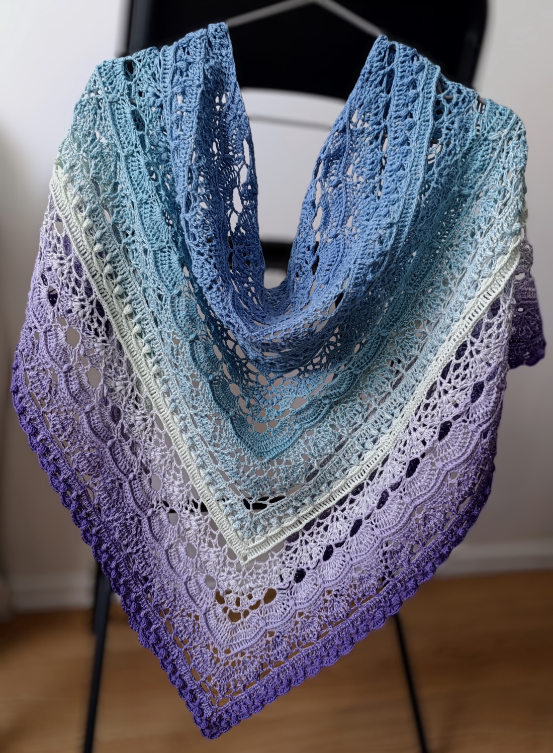 Șal Hortensie eleganță și culoare într-o piesă unică handmade - îmbrăcăminte și modă - eșarfe, pălării, fularuri - șal, eșarfă de cap - Artynos.ro Șal Hortensie eleganță și culoare într-o piesă unică handmade - îmbrăcăminte și modă - eșarfe, pălării, fularuri - șal, eșarfă de cap - Artynos.ro
