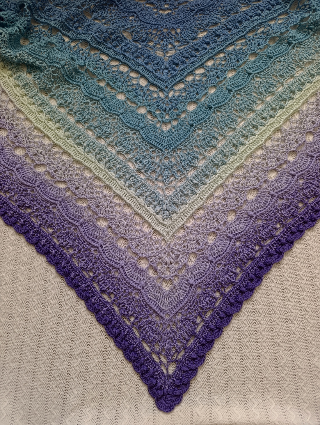 Șal Hortensie eleganță și culoare într-o piesă unică handmade - îmbrăcăminte și modă - eșarfe, pălării, fularuri - șal, eșarfă de cap - Artynos.ro Șal Hortensie eleganță și culoare într-o piesă unică handmade - îmbrăcăminte și modă - eșarfe, pălării, fularuri - șal, eșarfă de cap - Artynos.ro