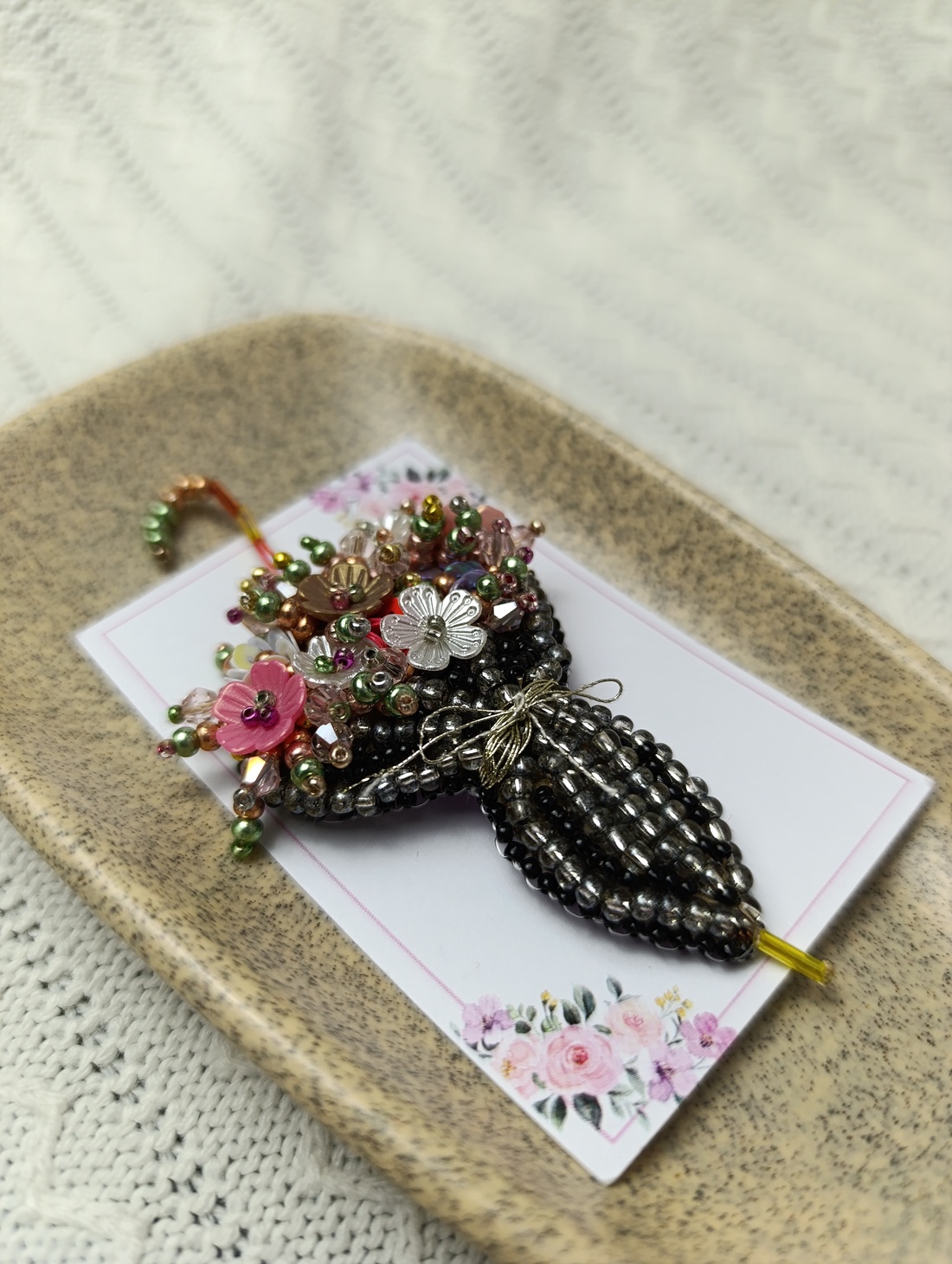 Broșă umbrelă  - bijuterii - mărțișor - Artynos.ro