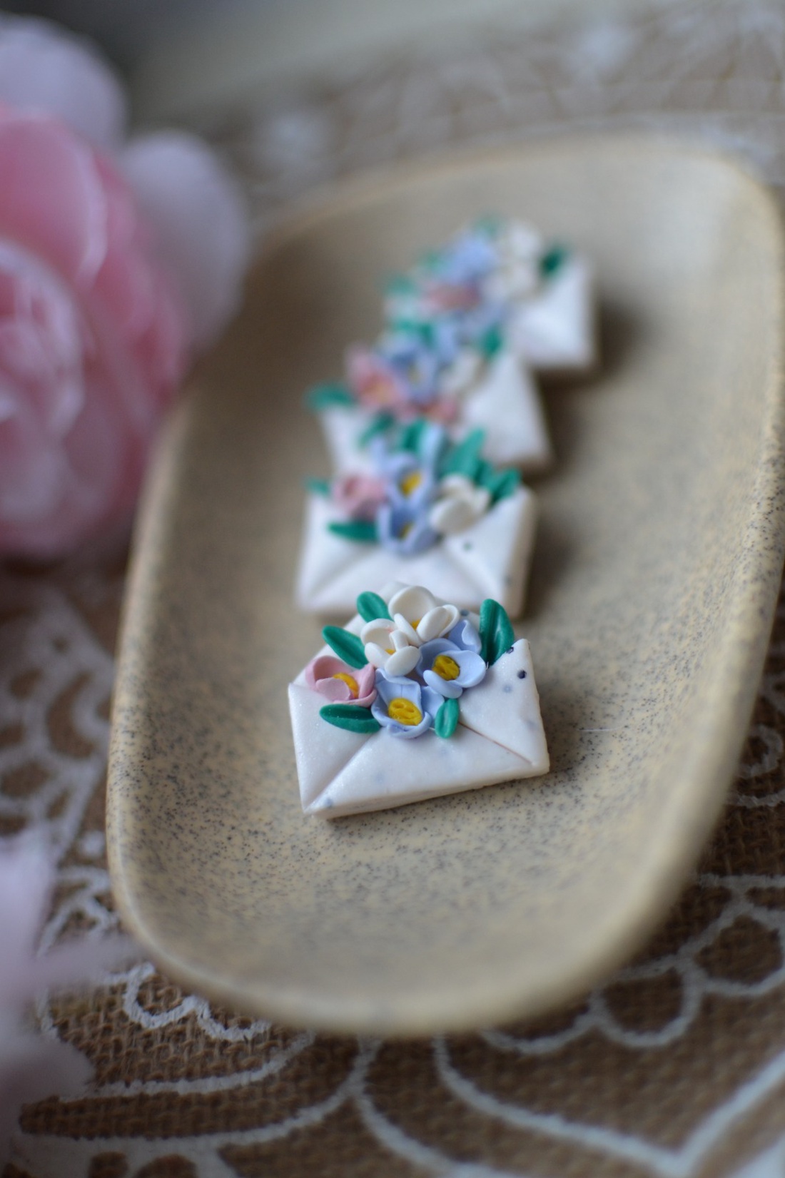 Broșe plic  - bijuterii - mărțișor - Artynos.ro