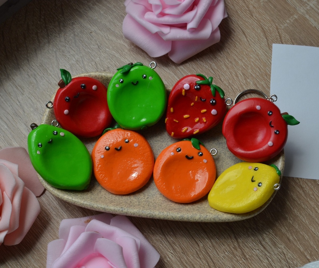 ��� Fructe simpatice care îți aduc un zâmbet în fiecare zi! �� - genți și portofele - accesorii genți - breloc - Artynos.ro