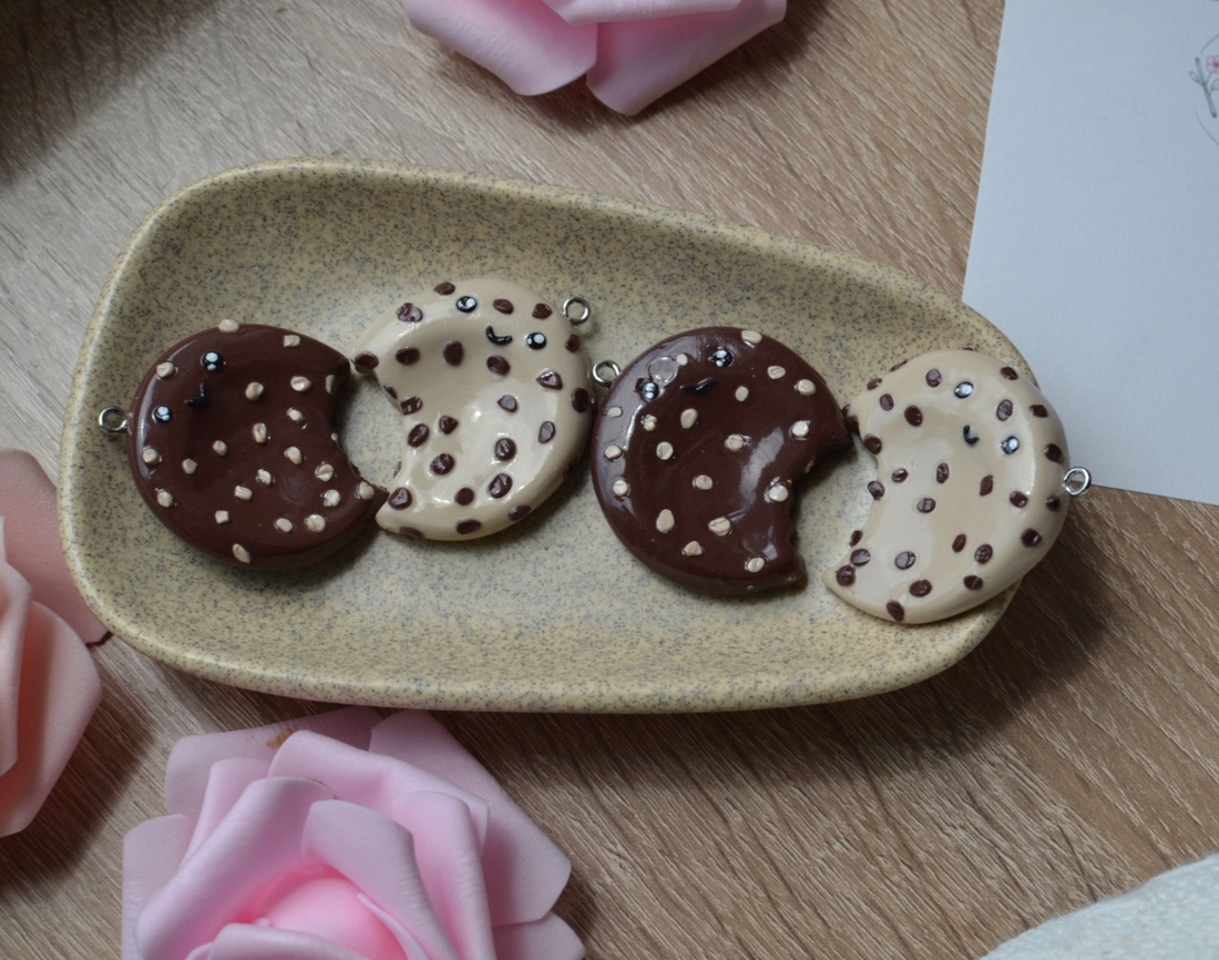 Breloc și Worry Stone Biscuit Adorabil � Aliatul tău cu aromă de optimism - genți și portofele - accesorii genți - breloc - Artynos.ro
