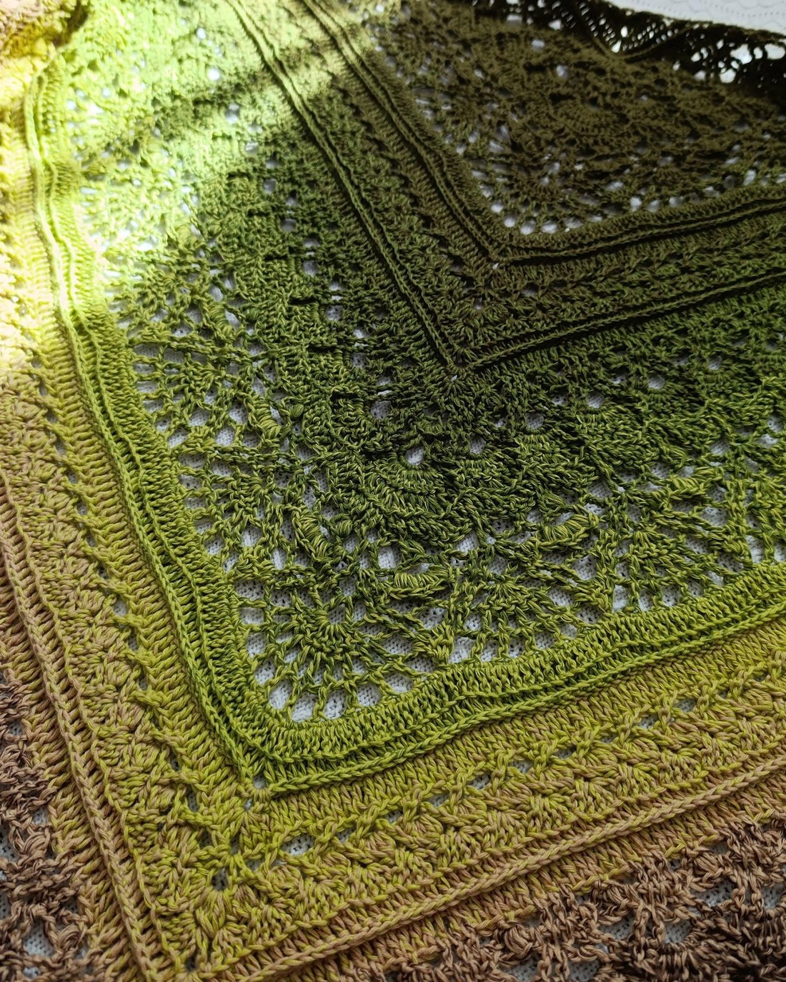 Șal croșetat manual eleganță în tonuri de verde și pământ - îmbrăcăminte și modă - eșarfe, pălării, fularuri - șaluri - Artynos.ro