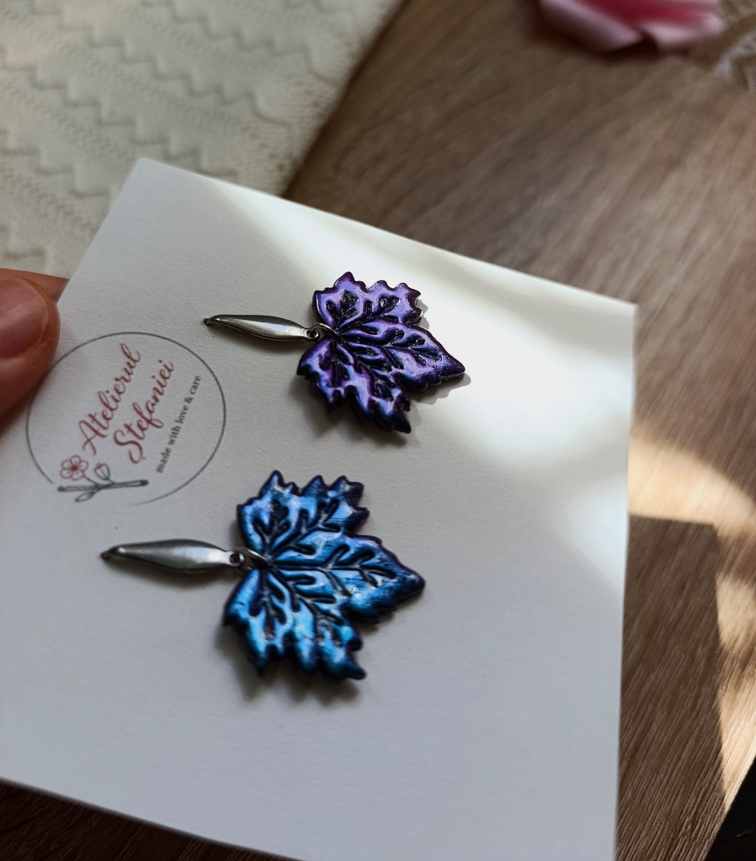 Cercei handmade � Frunze cu efect cameleon - bijuterii - cercei - cercei lungi - Artynos.ro