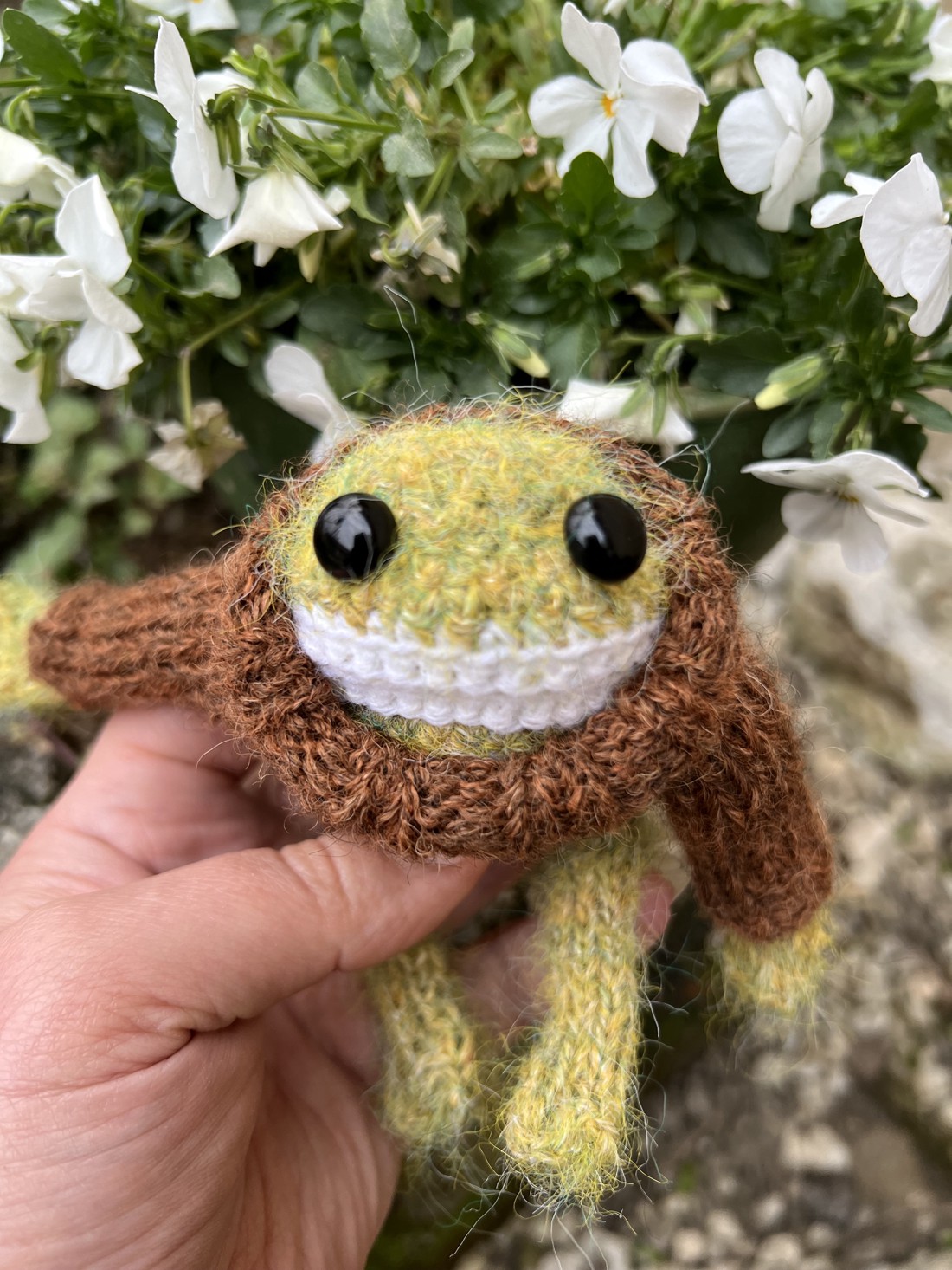 Broasca care așteaptă primăvara � Figurină unică, tricotată manual (14 cm) - accessorii și unelte - accesorii decorative - figurine - Artynos.ro