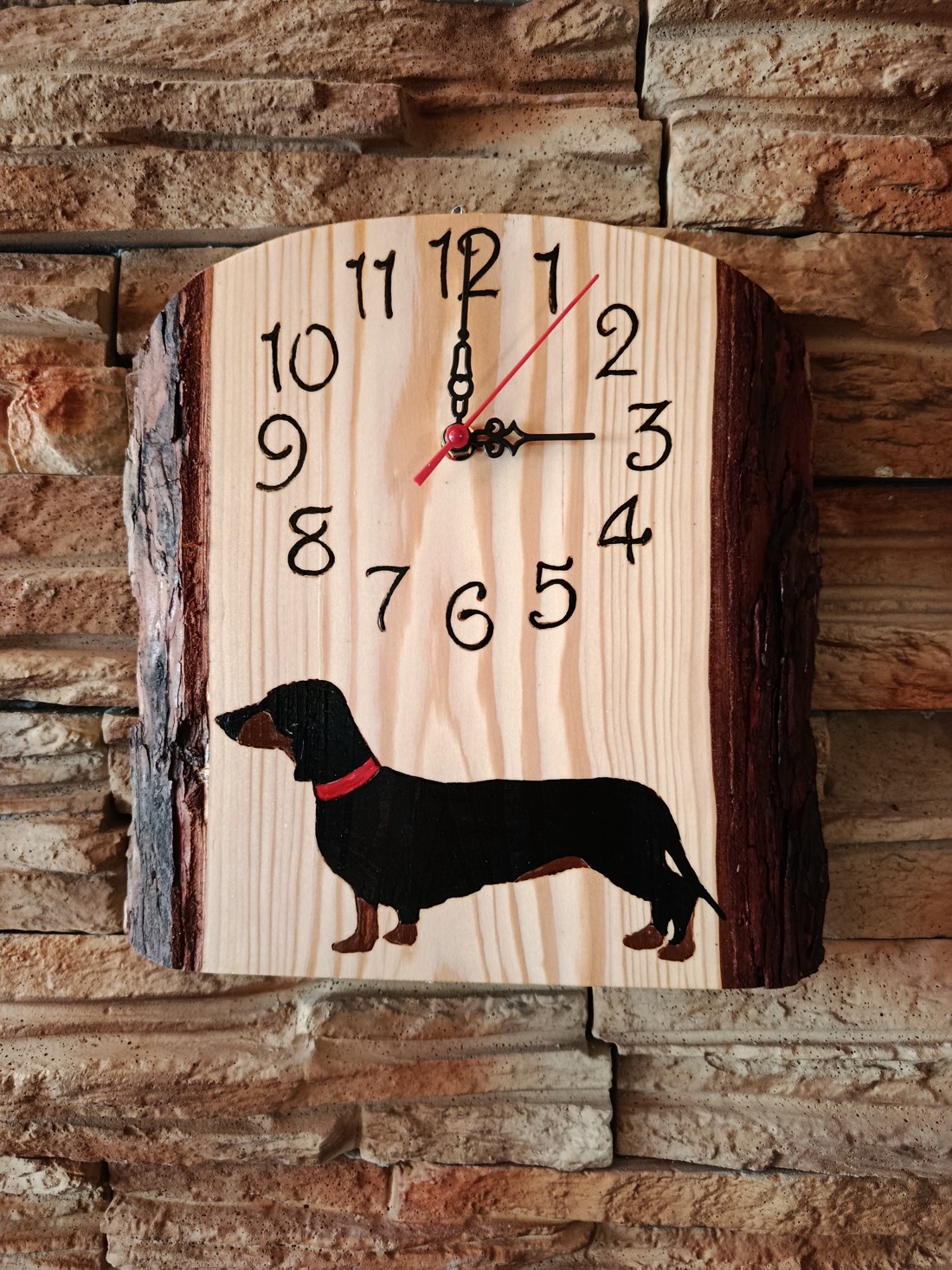 Ceas de perete din lemn cu câine dachshund - - Artynos.ro Ceas de perete din lemn cu câine dachshund - - Artynos.ro