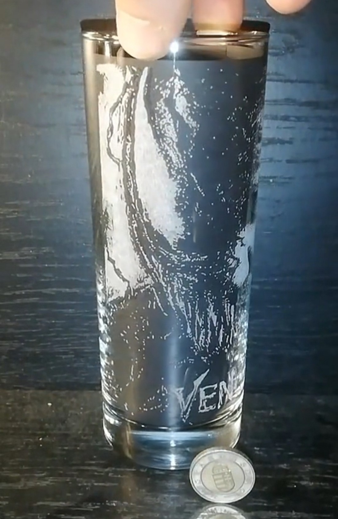 Pahar de sticlă cu modelul lui Venom și Eddie Brock (Tom Hardy)  -  - Artynos.ro