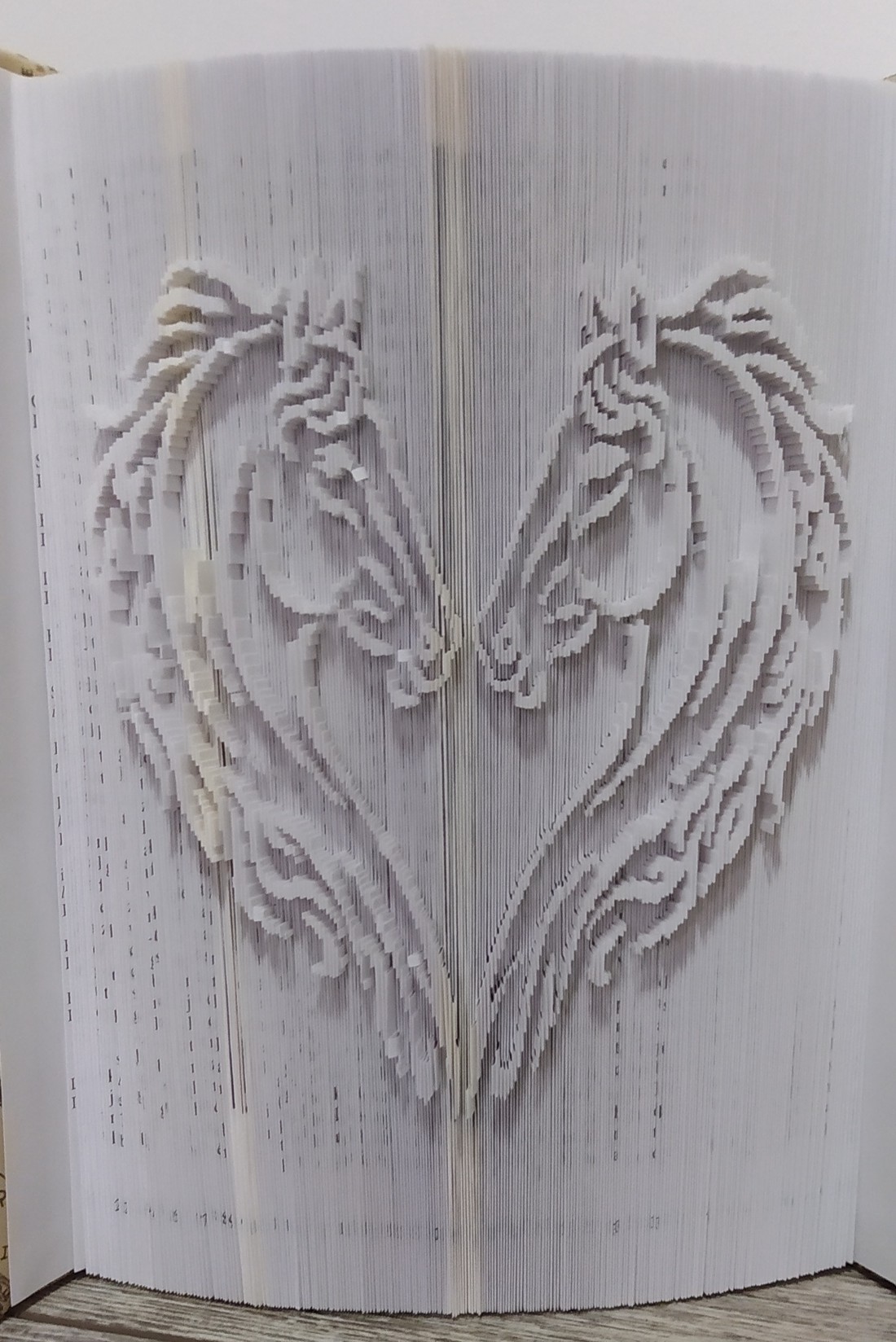 Sculptură de carte ecvestră - casă & stil de viață - accesorii pentru decorat casa - decorațiuni de masă și decorațiuni pentru rafturi  - sculptură de carte, carte pliată - Artynos.ro