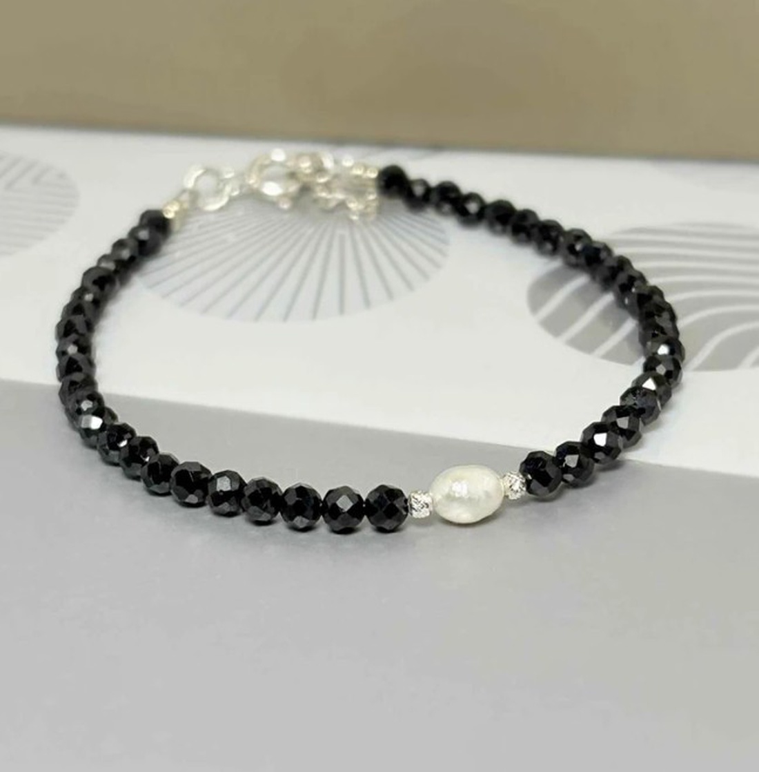 Bratara perla cultura si turmalina neagra - Pearl Eclipse - bijuterii - brățări - brățări din mărgele - Artynos.ro