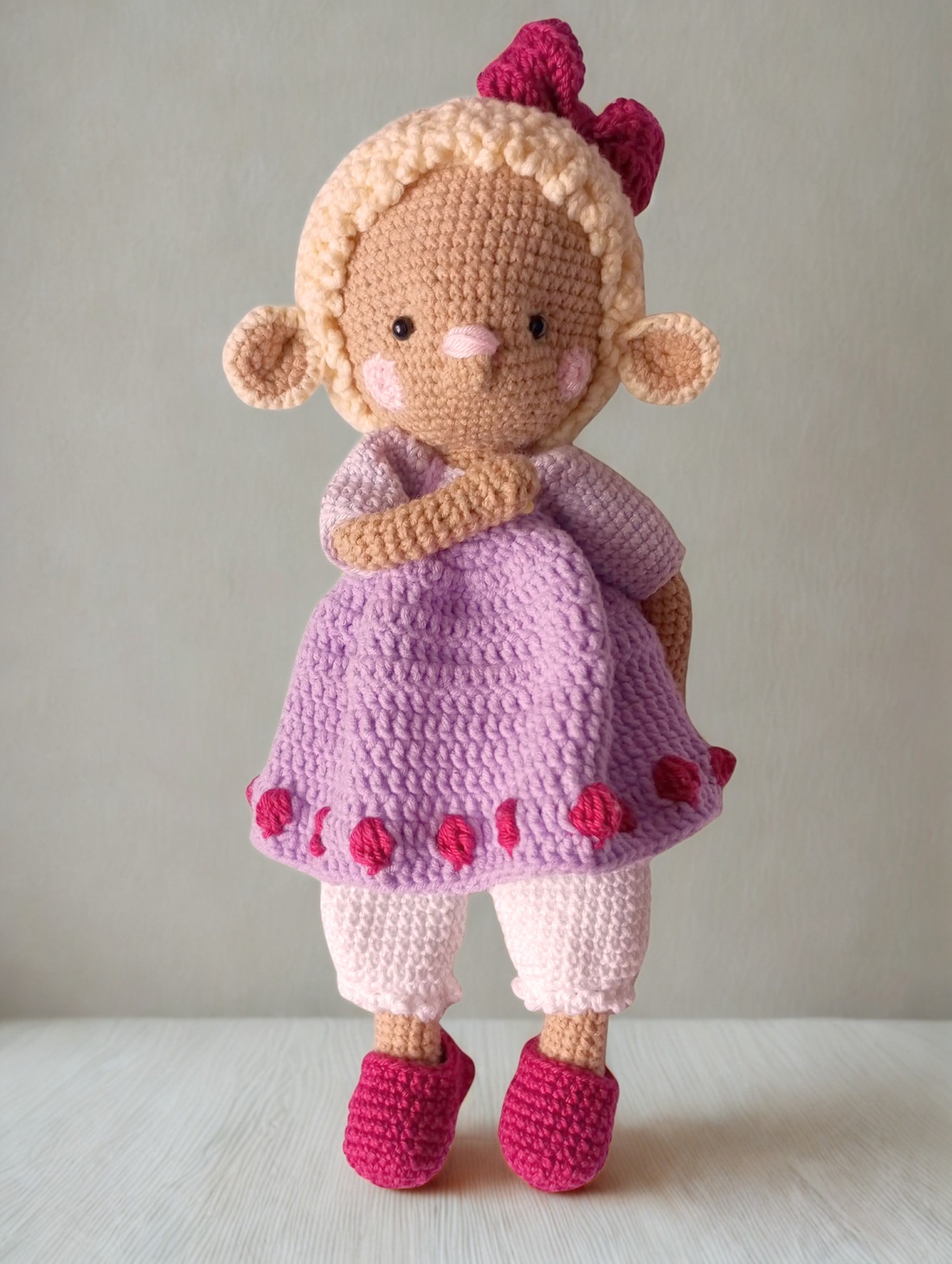 Oiuță Lili � Jucărie premium croșetată amigurumi cu hăinuțe detașabile (27 cm) - jucării și echipamente pentru copii - plușuri - păpușă croșetată, păpușă de pluș - Artynos.ro