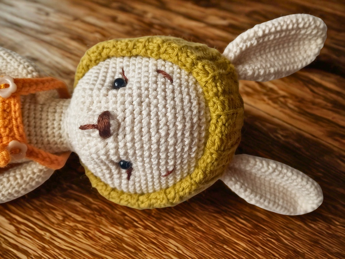 Iepurașul Hoppy � Păpușă premium croșetată cu pantonași de toamnă (24 cm) - jucării și echipamente pentru copii - plușuri - iepure de pluș - Artynos.ro