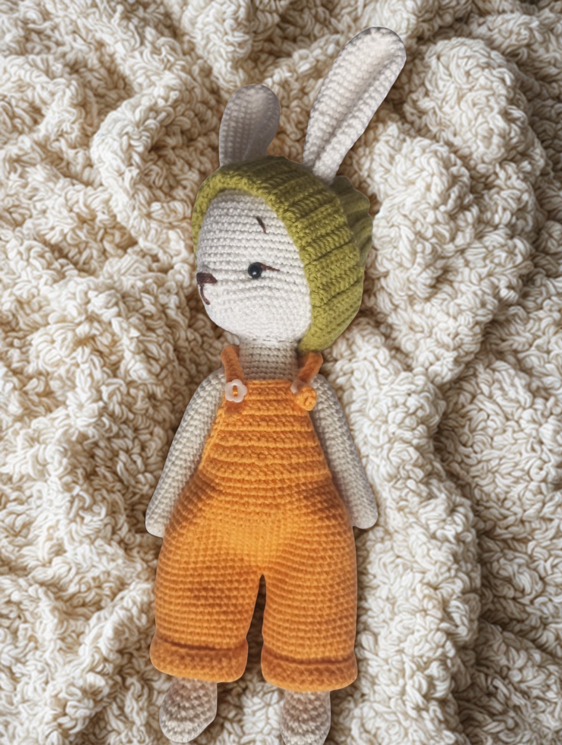 Iepurașul Hoppy � Păpușă premium croșetată cu pantonași de toamnă (24 cm) - jucării și echipamente pentru copii - plușuri - iepure de pluș - Artynos.ro