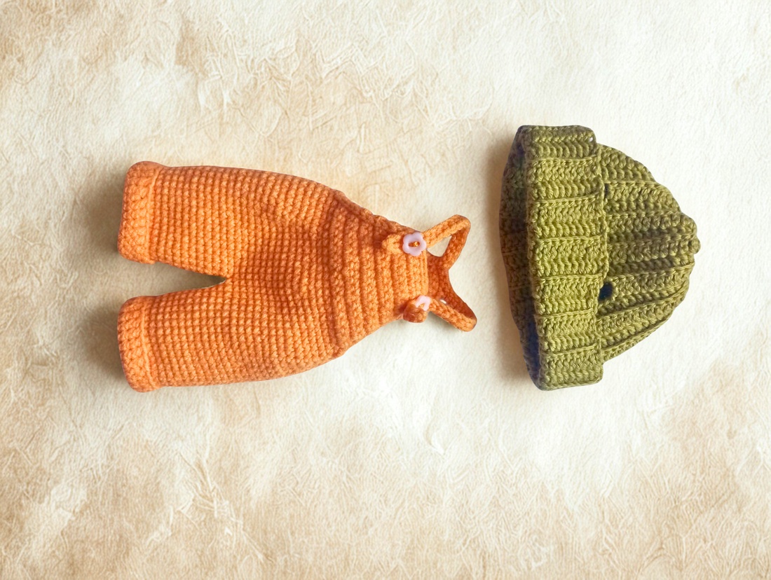 Iepurașul Hoppy � Păpușă premium croșetată cu pantonași de toamnă (24 cm) - jucării și echipamente pentru copii - plușuri - iepure de pluș - Artynos.ro