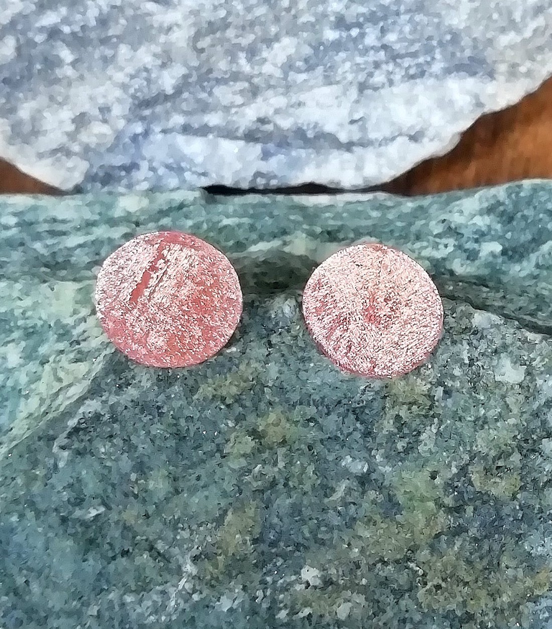 Cercei minimaliști cu mini cercuri din cupru - bijuterii - cercei hoops - Artynos.ro Cercei minimaliști cu mini cercuri din cupru - bijuterii - cercei hoops - Artynos.ro