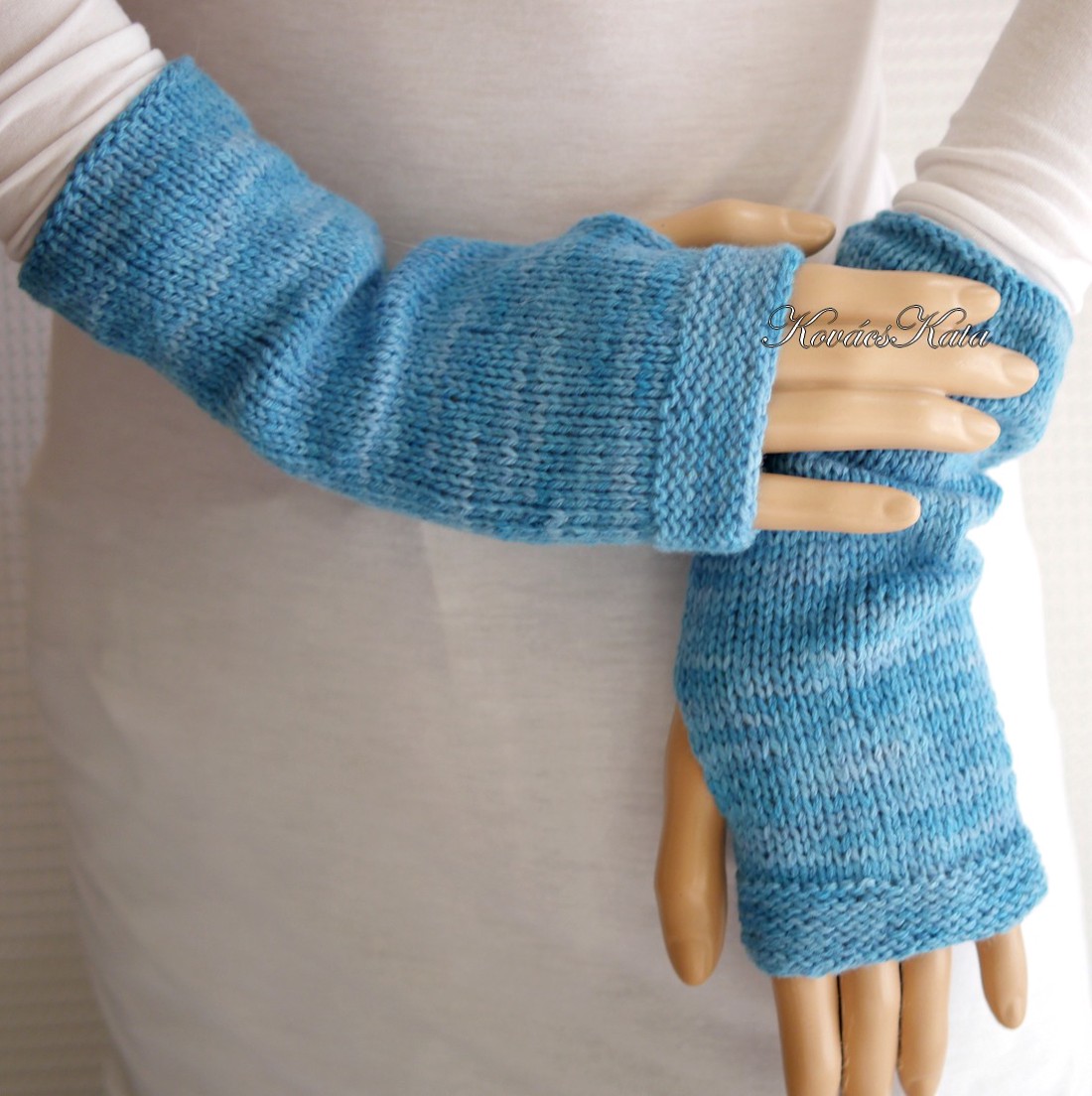 BOSZI-GLOVER / softclown - exclusiv tricotat manual, manusa pictata, incalzitor de mana / albastru caraibe - îmbrăcăminte și modă - eșarfe, pălării, fularuri - mănușă - Artynos.ro
