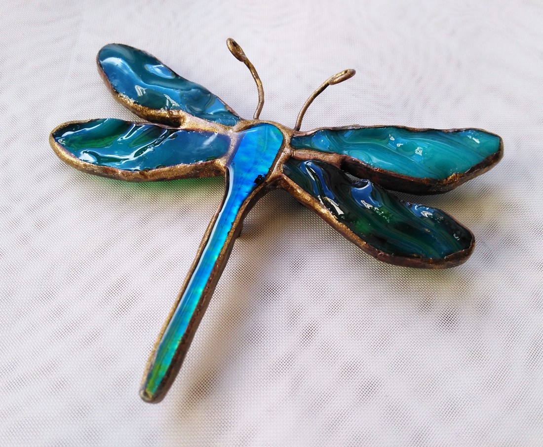 Broșă exclusivă cu libelulă iridescentă albastră - bijuterii - broșe - Artynos.ro