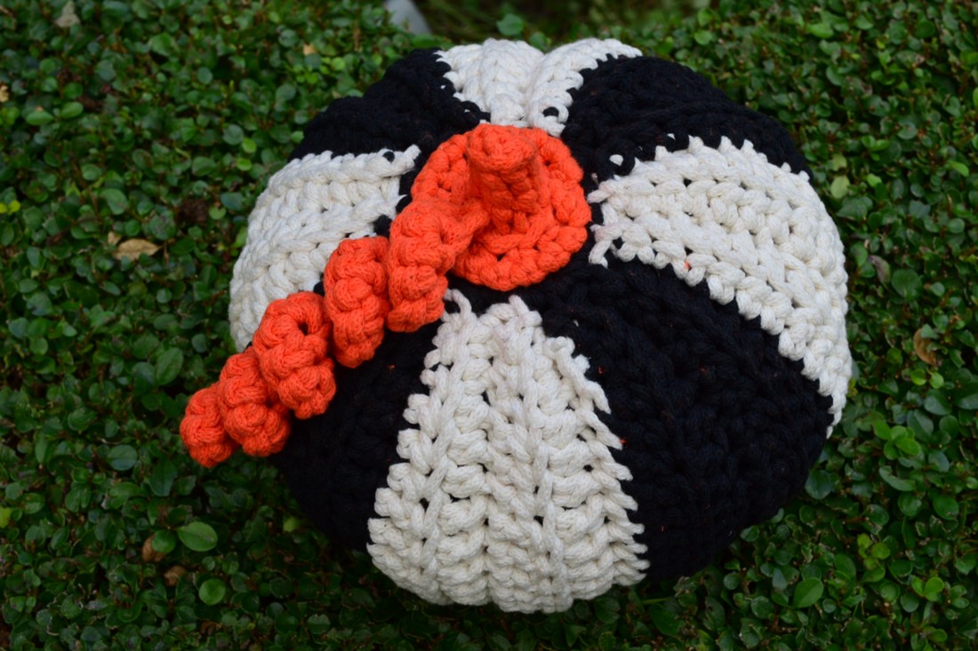 Dovleac mare croșetat (negru-crem-alb-portocaliu) pentru Halloween -  - Artynos.ro