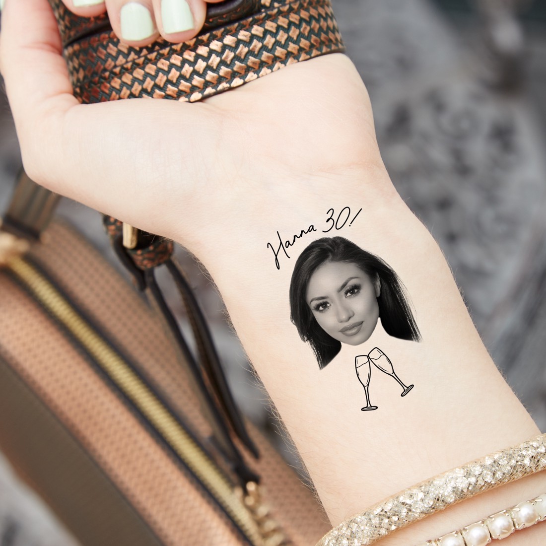 Ziua de naștere tatuaj temporar negru și alb față cu imagine tatuaj lavabil - - Artynos.ro Ziua de naștere tatuaj temporar negru și alb față cu imagine tatuaj lavabil - - Artynos.ro