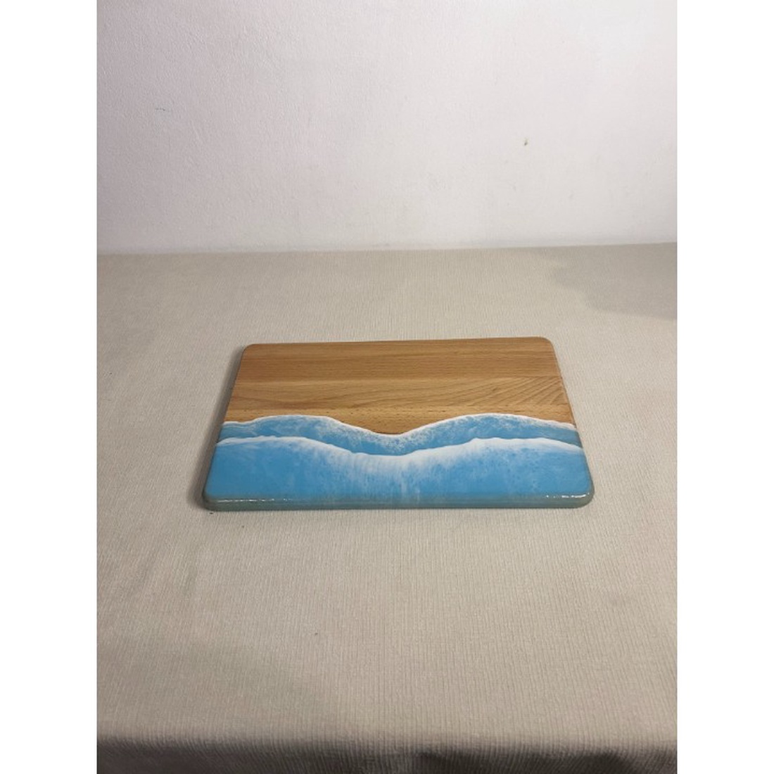 Platou / tocator de servire dreptunghiular din lemn, cu valuri, albastru deschis - casă & stil de viață - echipamente de bucătărie - accesorii de gătit - tocătoare - Artynos.ro