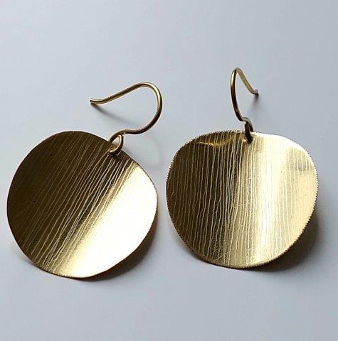 Cercei minimaliști, unici, din alamă frumos strălucitoare -  - Artynos.ro Cercei minimaliști, unici, din alamă frumos strălucitoare -  - Artynos.ro
