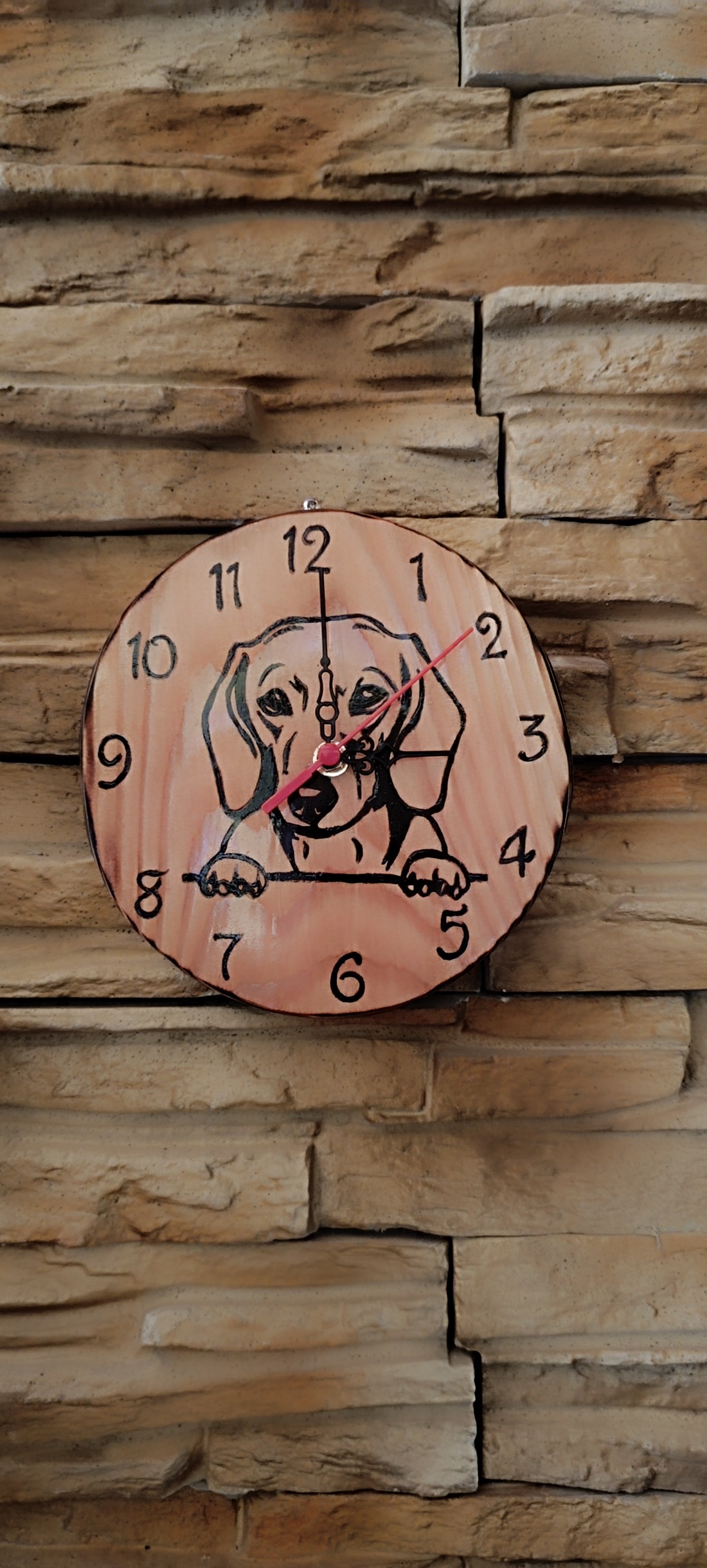 Ceas de perete din lemn cu câine dachshund - - Artynos.ro Ceas de perete din lemn cu câine dachshund - - Artynos.ro