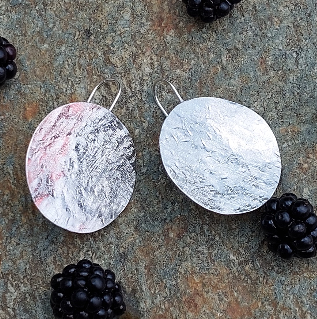 Cercei circulari minimali din aluminiu - bijuterii - cercei hoops - Artynos.ro Cercei circulari minimali din aluminiu - bijuterii - cercei hoops - Artynos.ro