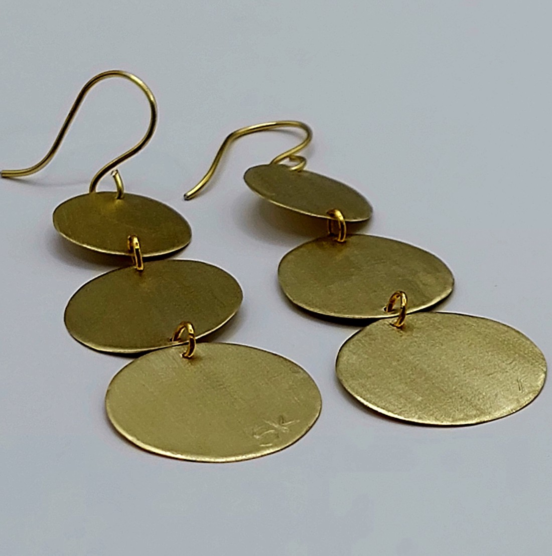 Cercei minimaliști din alamă - bijuterii - cercei hoops - Artynos.ro Cercei minimaliști din alamă - bijuterii - cercei hoops - Artynos.ro