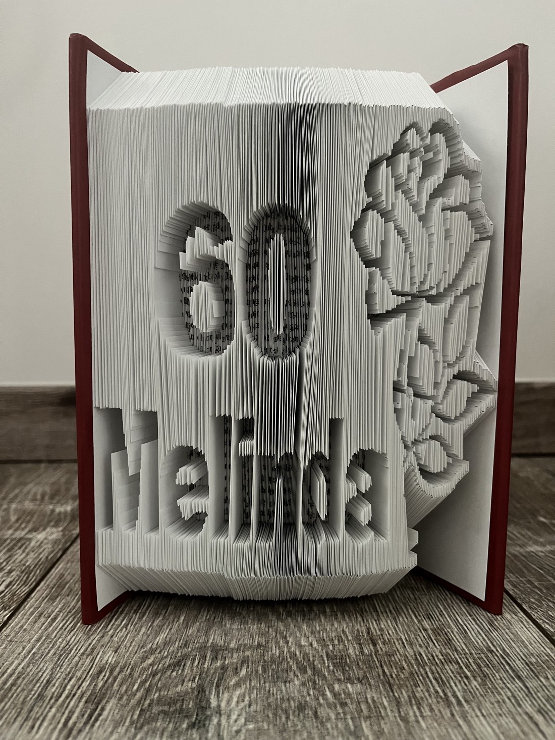  Sculptură de carte cu nume, an și flori - casă & stil de viață - accesorii pentru decorat casa - decorațiuni de masă și decorațiuni pentru rafturi  - sculptură de carte, carte pliată - Artynos.ro