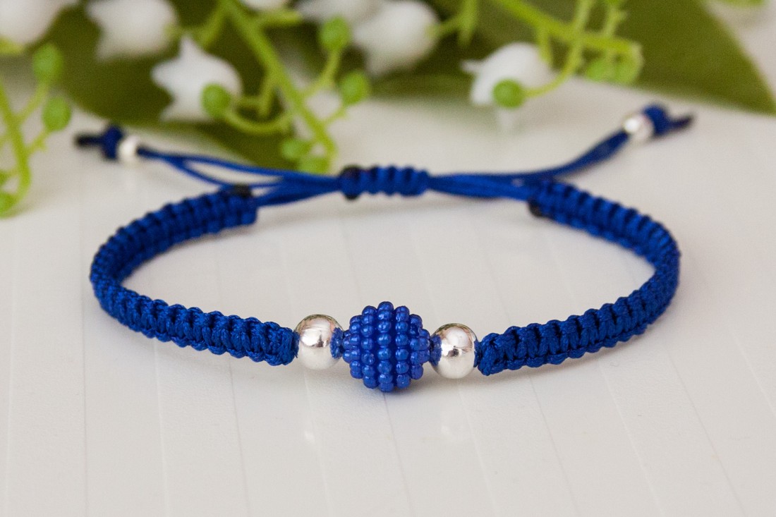 Brățară macramé împletită - Mărgele albastru - - Artynos.ro Brățară macramé împletită - Mărgele albastru - - Artynos.ro