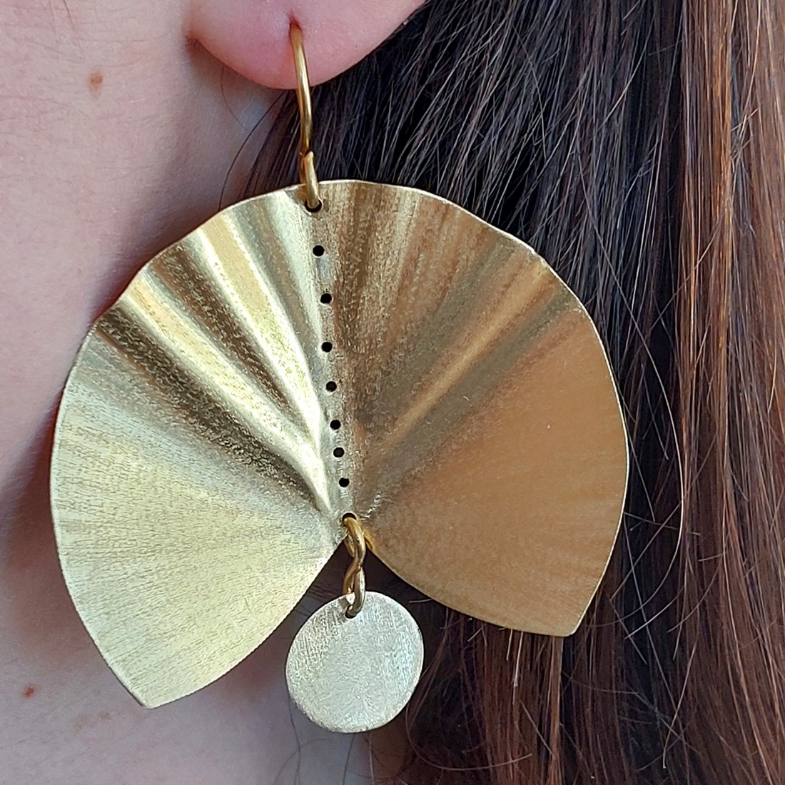 Cercei cu evantai din alamă specială - bijuterii - cercei lungi - Artynos.ro Cercei cu evantai din alamă specială - bijuterii - cercei lungi - Artynos.ro